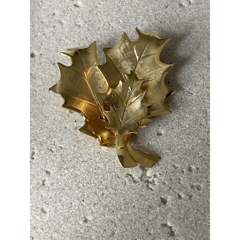 Vintage Gold Tone Maple Leaf Brooch Pin Textured Autumn Fall Leaves‎